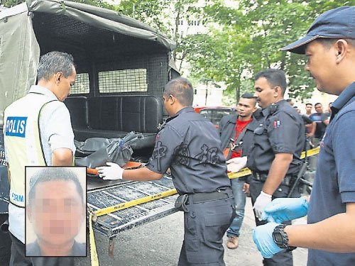 警方将死者刘国庆尸体送往医院剖验。(马来西亚《中国报》)