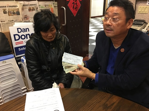 美国亚总会负责人将善款转交给刘俊惠妻子。(美国《世界日报》/黄伊奕