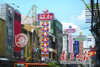 曼谷最著名的唐人街——耀华力路，中国店铺招牌密密麻麻。