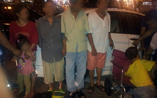 警方救出3名残疾乞丐和一对婆孙。（马来西亚《星洲日报》）