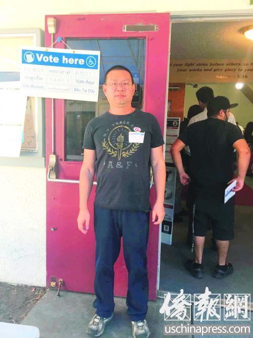 投票站华人义工周飞兵。(美国《侨报》/萧东