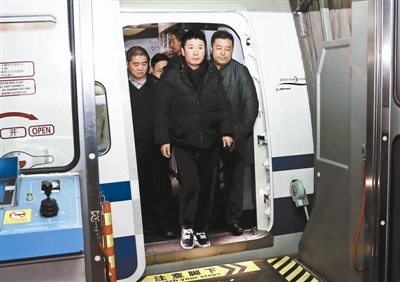 12日，涉嫌职务侵占犯罪的闫永明（前）走下飞机，回国投案自首。