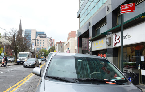 交通执法趋严，让华人罚单处理中心忙到不行。(美国《世界日报》档案照)