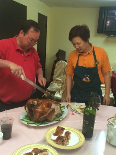 部分华资烧腊商家这些天已开始试验烤火鸡,希望以最佳火侯美味火鸡陪伴华人欢度一年一度感恩节。(美国《世界日报》/杨青