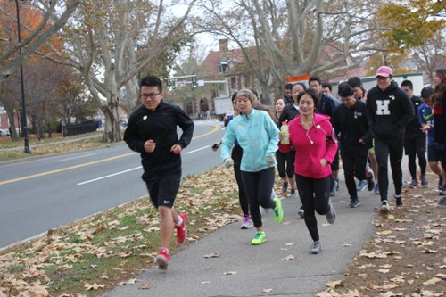 哈佛等12所大学的中国学生学者联合会，共同举办“给唇颚裂孩子一个无憾的人生”5K慈善义跑活动，近百名留学生参与。（美国《世界日报》/刘晨懿之