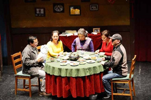 芝加哥东方艺术团公演《守岁》,描述了关于一位失忆老人爱的故事。(美国《世界日报》/董宇