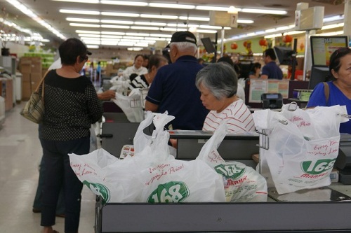 华裔顾客通常会收集超市的免费塑料袋重复使用。(美国《世界日报》/李雪