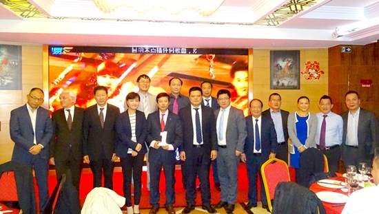 孙寒光与参加座谈的部分嘉宾合影。(法国《欧洲时报》/孔帆