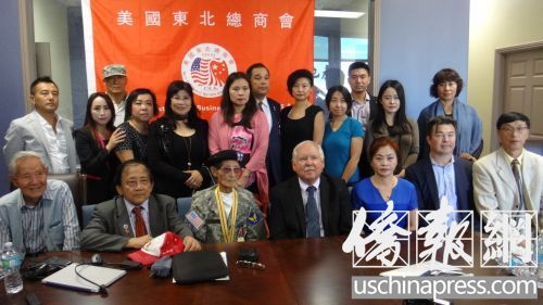陈德福(前左二)、陈科志(前左三)、爱德华儿子、东北总商会会长路霞(前右三)以及商会部分代表在一起合影。(美国《侨报》/高睿