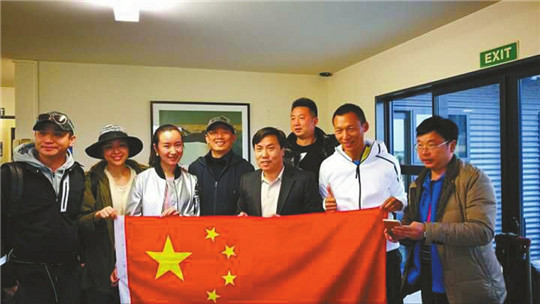 转移到基督城的部分国内游客,和总领事合影留念。