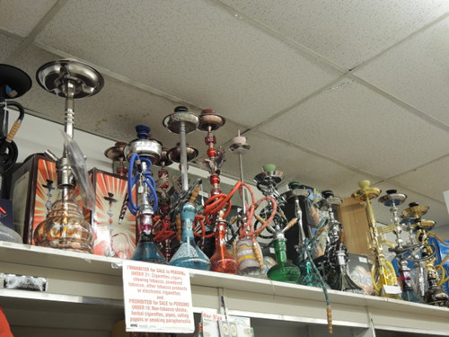 Hookahnuts售卖外形各异的水烟壶,右三的金枪造型更卖到断货。(美国《世界日报》/王靖雯