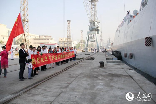 在卡拉奇港码头参与欢迎邯郸舰的中方民众（人民网记者