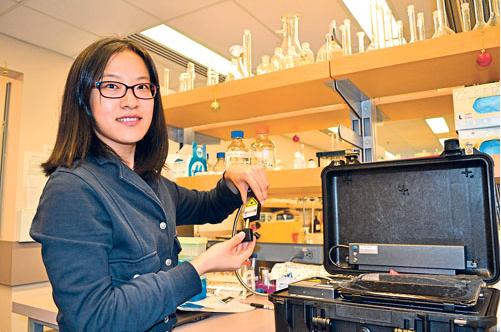 胡雅茜成功研发出一种检测仪器，可有效对食品进行快速且低成本的检测，分辨食品造假问题。（加拿大《星岛日报》/张文慈）