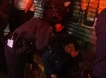警方在向坐在地上的受害者询问情况。(美国《世界日报》/读者提供)
