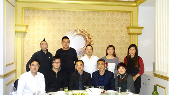 林亚松律师(前左2)与协会成员在一起。(法国《欧洲时报》/孔帆