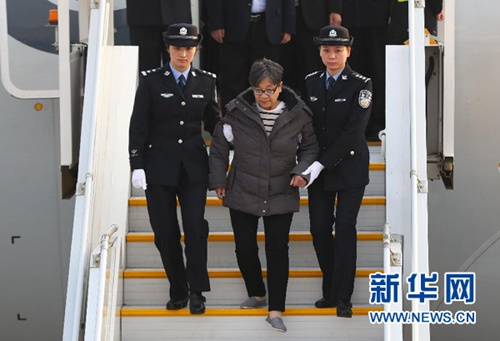 11月16日,在北京首都机场,“百名红通人员”头号嫌犯杨秀珠走下飞机回国自首。新华社记者