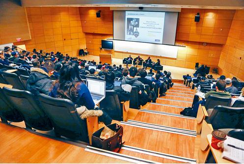 中领馆提醒本地中国留学生,驾驶时避免超速,爱惜生命。(加拿大《星岛日报》资料图片)