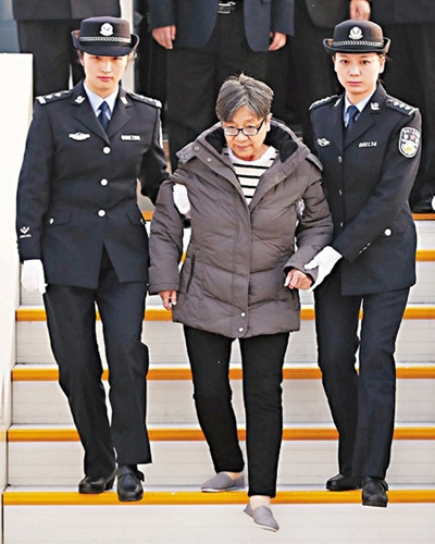 11月16日，杨秀珠在两名女警的搀扶下走下飞机舷梯