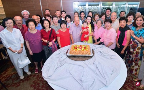 陈嘉庚的儿子陈元济在中华游泳会的潮乐轩筵开五席庆祝100岁大寿,宾客齐为他唱生日歌。(新加坡《联合早报》援引《联合晚报》/刘庆成