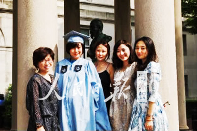 图为范海涛毕业时与朋友在美国哥伦比亚大学合影。