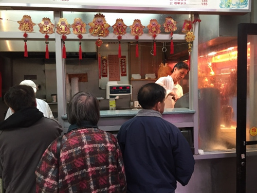 经济天气均回暖,华埠烧腊店火鸡预售生意好。(美国《世界日报》/高梦梓