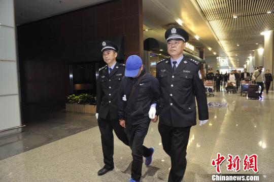 犯罪嫌疑人单某被长沙警方劝返回国。(长警