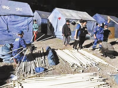 救援人员为涌入云南边境的避战缅甸民众搭建帐篷