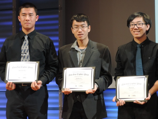 林乔扬团队设计的电子游戏“避难所”获国家地理杂志创新奖。左起陈劭然、林乔扬、赖日俊摄于颁奖典礼。（林乔扬