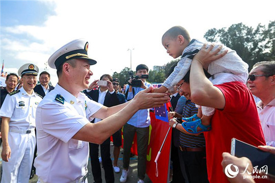 中国海军郑和舰抵达澳大利亚进行友好访问。（贺吉