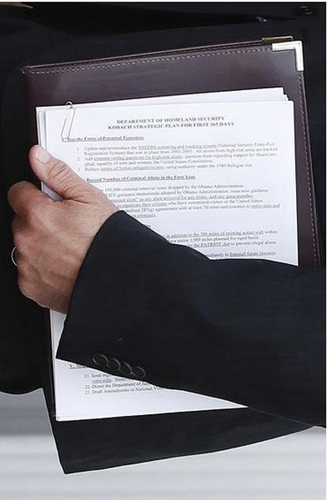 堪萨斯州务卿科巴赫手中的“战略报告”被媒体拍照后放大（美国中文网）