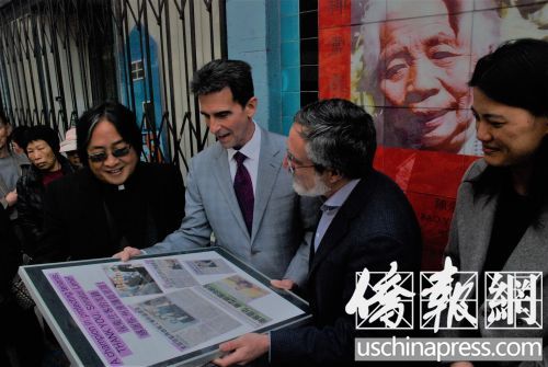 雷诺(左2)仔细观赏他的纪念品,笑称相片中的他还是个小伙子。(美国《侨报》/吴卓明