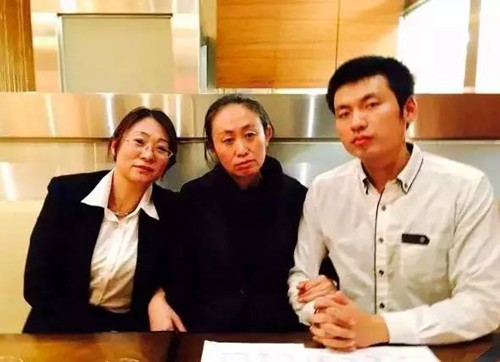 中国侨网俊龙(右)和上西,向江歌妈妈(中)转交捐款。(在日华人圈提供)