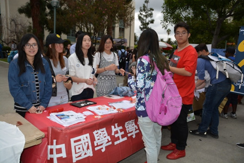 巴沙迪那学院中国学生会摆设摊位，为大批新来的中国同学咨询服务。（美国《世界日报》/丁曙