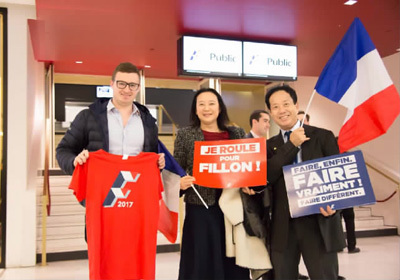 图为在法华人田玲(中)、郭义(右)在共和党竞选人弗郎索瓦·菲永竞选会上。