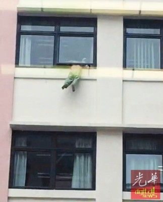 护士及医务人员奋力救援试图跃楼轻生的病患。(马来西亚《光华日报》)