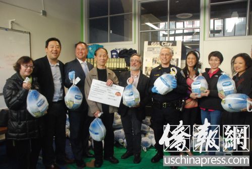 多位政府民选官员和社区服务机构代表,参加火鸡派发活动,共同祝华裔居民感恩节快乐。(美国《侨报》/吴卓明