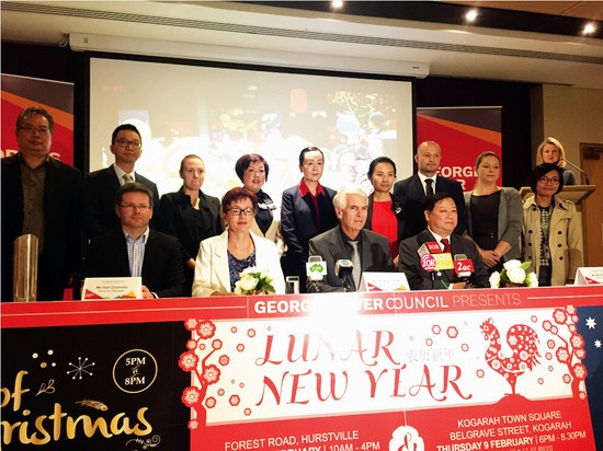 佐治河市政府行政管理约翰·雷纳(中)与嘉宾合影。(澳洲《新快报》)