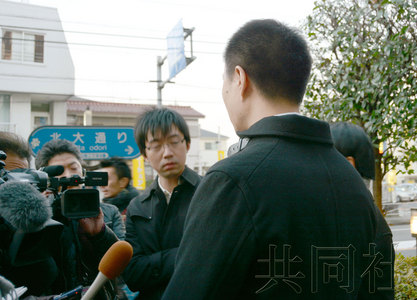 11月25日下午，东京警视厅八王子警署向被错误逮捕的两名中国籍男子道歉。图为接受东京警视厅道歉后，接受各媒体采访的中国籍男子（右一）。（日本共同社）