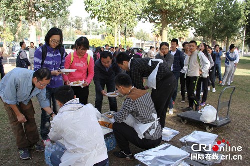 中国驻以色列大使馆给撤离到特拉维夫的中国留学生准备了午餐。（摄影