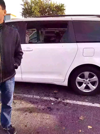 华人代购业者的车窗被砸,车内上万元的Coach包失窃。(Andrea提供)
