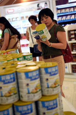 顾客在海南三亚海棠湾免税购物中心选购奶粉。（新华社发）