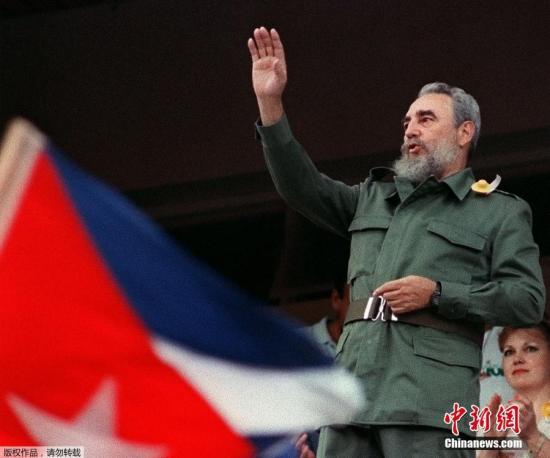 古巴革命领导人菲德尔·卡斯特罗于当地时间2016年11月25日晚去世，享年90岁。卡斯特罗于上世纪50年代领导古巴革命，推翻了巴蒂斯塔政权，将古巴转变为社会主义国家。他的生平可以说是古巴的传奇。图为1992年7月25日，西班牙巴塞罗那，奥运会开幕式上，古巴总统卡斯特罗在主席台贵宾席上向古巴代表团招手。