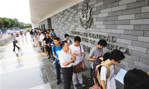 华人在美国移民局前排队。