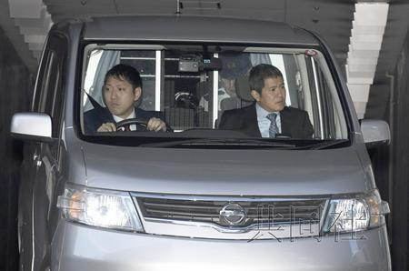 图为因涉嫌杀害中国留学生江歌被捕后被移送检方的犯罪嫌疑人陈世峰所乘坐车辆。11月25日摄于警视厅。（日本共同社）