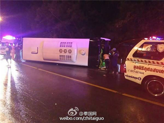 泰国一辆载有中国游客大巴发生事故,致10人受伤。(国际在线