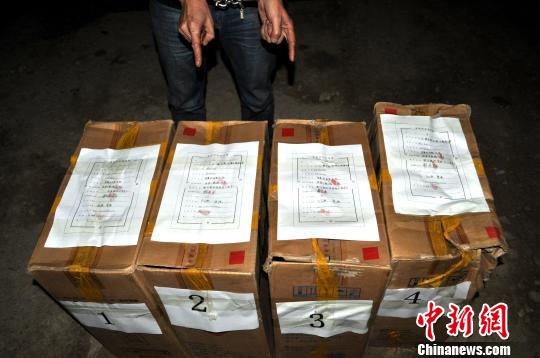 犯罪嫌疑人指认4箱毒品 钟欣 摄