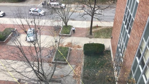 中国侨网一名非裔男子突然向因消防警报而暂时待在材料系系馆外的100多位师生开车冲撞,图中银色车辆为涉案者所开的轿车。(美国《世界日报》/张国祥提供)