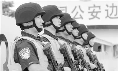 中国侨网执法人员整装待发。本报记者 魏哲哲摄