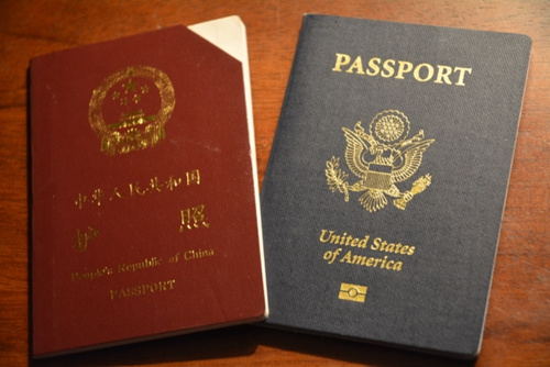中国侨网中国驻洛杉矶总领事馆签证处表示，中国护照被剪角，即代表护照持有人放弃中国国籍，领事馆同时会知会持照人原居住地。但退籍人是否要到原居住地报备才算正式退籍，目前中国各地做法不同。（美国《世界日报》/杨青 摄）