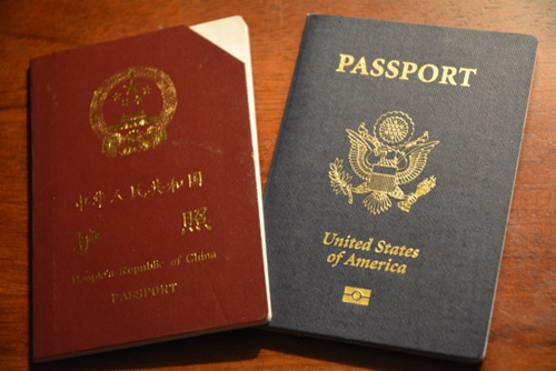 中国侨网中国驻洛杉矶总领事馆签证处表示,中国护照被剪角,即代表护照持有人放弃中国国籍,领事馆同时会知会持照人原居住地。但退籍人是否要到原居住地报备才算正式退籍,目前中国各地做法不同。(美国《世界日报》/杨青 摄)